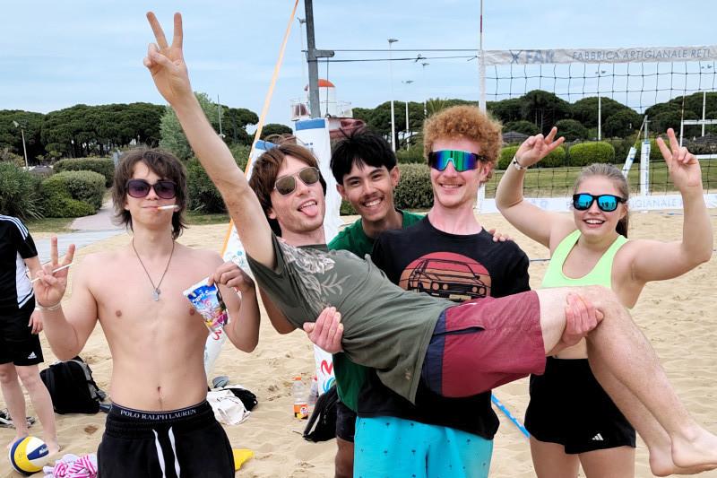 Spaß beim Volleyball am Strand