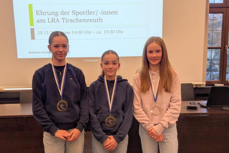 Sportlerinnenehrung des Landkreises Tirschenreuth 2025 (Emma Scharf, Rubina Boccali, Anna Haberkorn)